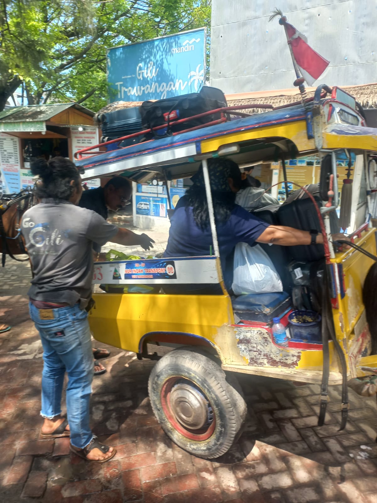 gili-island-jetty-to-hotel-transfer-by-cidomo-horse-cart-transport-2